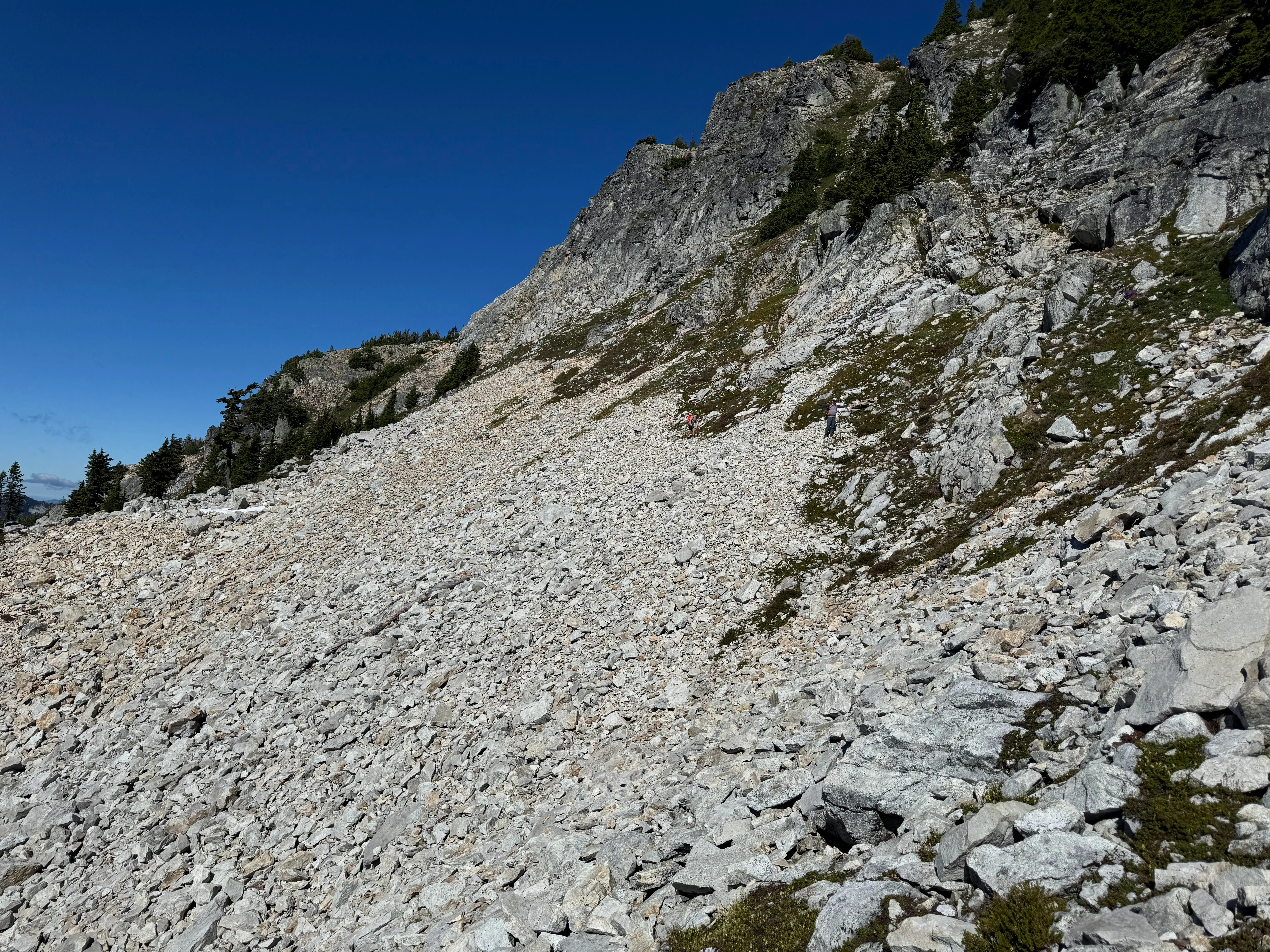 Short traverse toward Lundin, Joshua as a small orange dot on the ridge