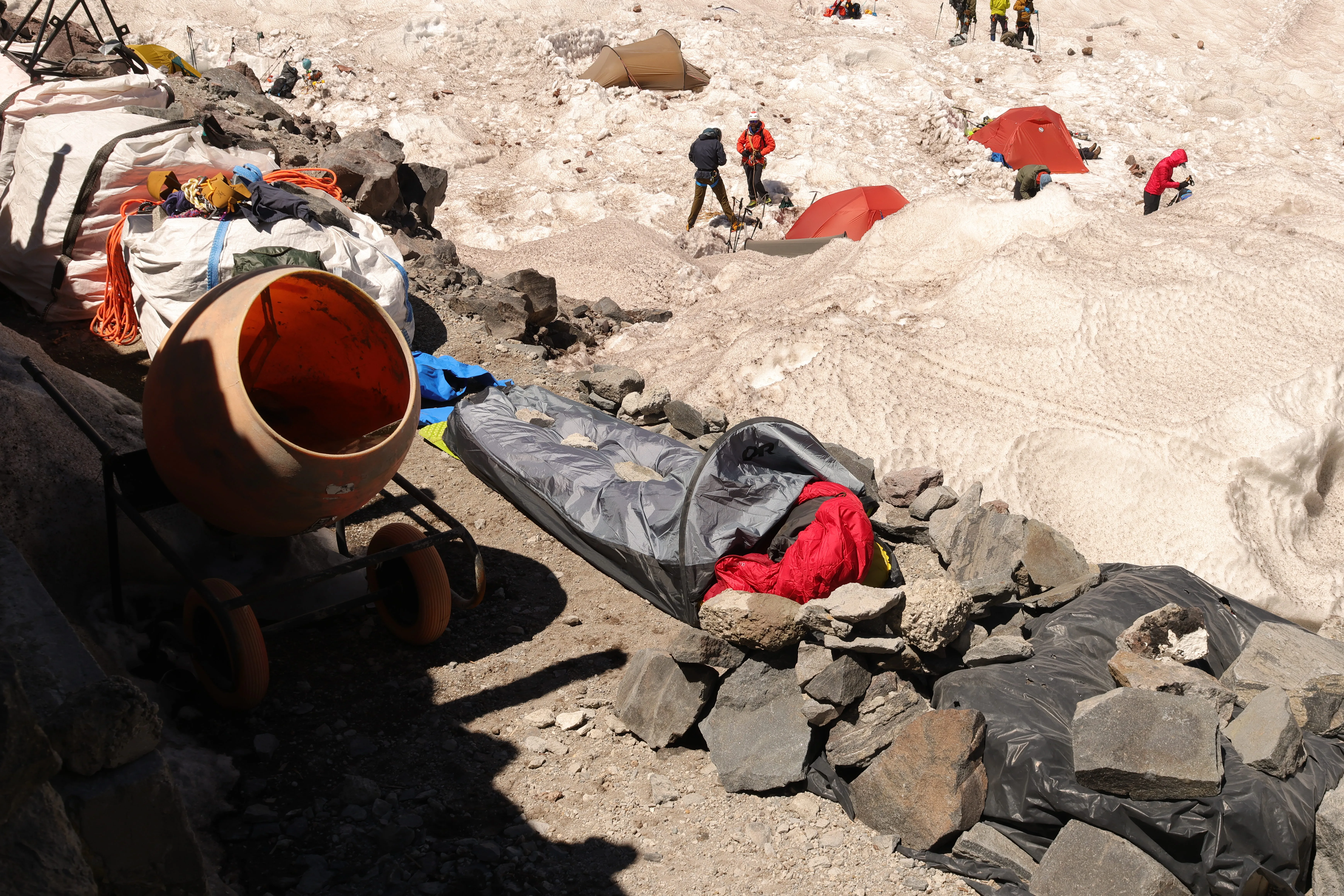 A bivy spot tucked into the dirt behind the Camp Muir shelter