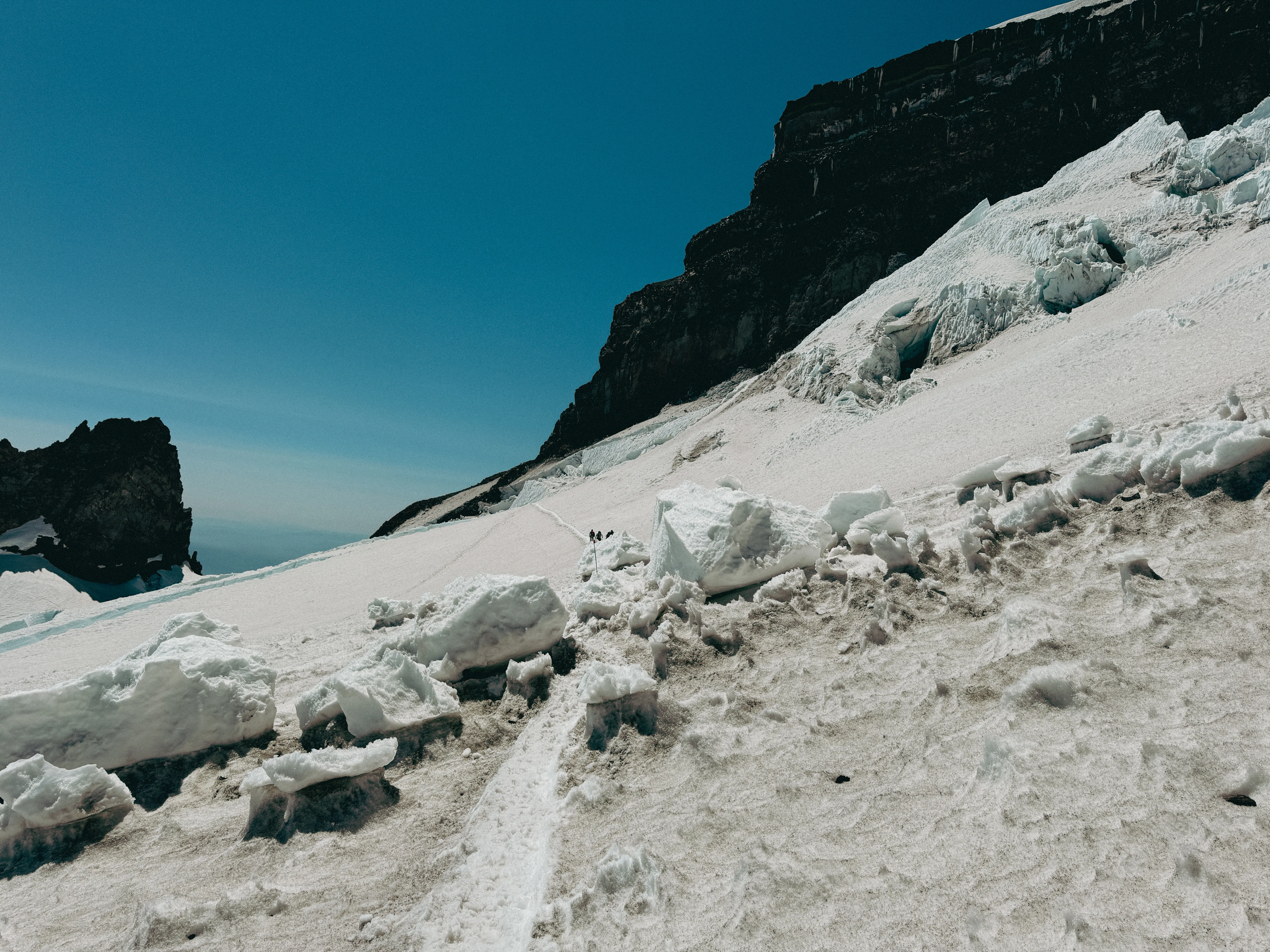 A huge icefall tearing through the route